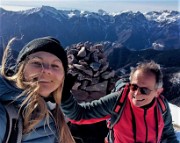 05 All'omone di vetta del Monte Avaro (1080 m) . un traballante selfie...spazzati dal vento !